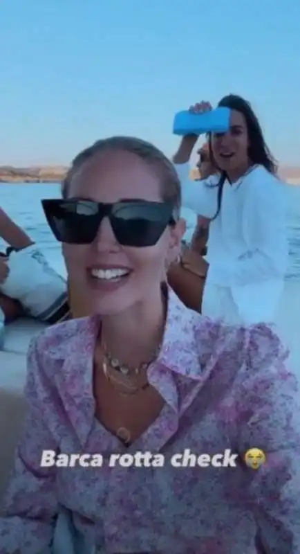 la barca di chiara ferragni si rompe e l'influencer torna in gommone 14