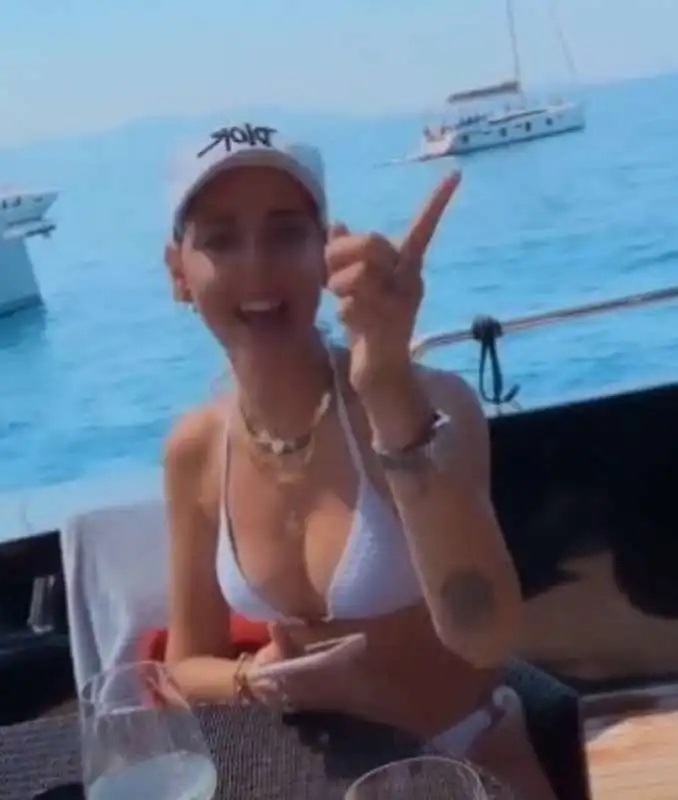 la barca di chiara ferragni si rompe e l'influencer torna in gommone 16