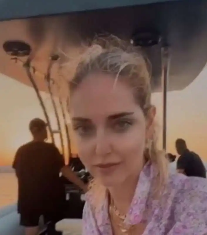 la barca di chiara ferragni si rompe e l'influencer torna in gommone 17