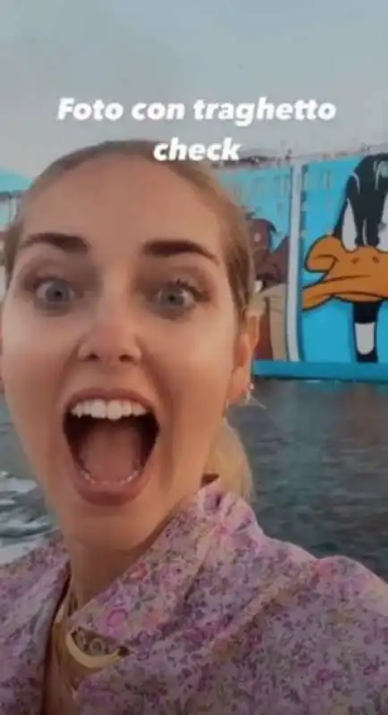 la barca di chiara ferragni si rompe e l'influencer torna in gommone 5