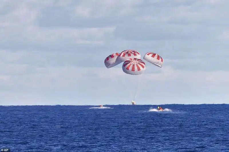 la capsula spacex e l ammaraggio nel golfo del messico