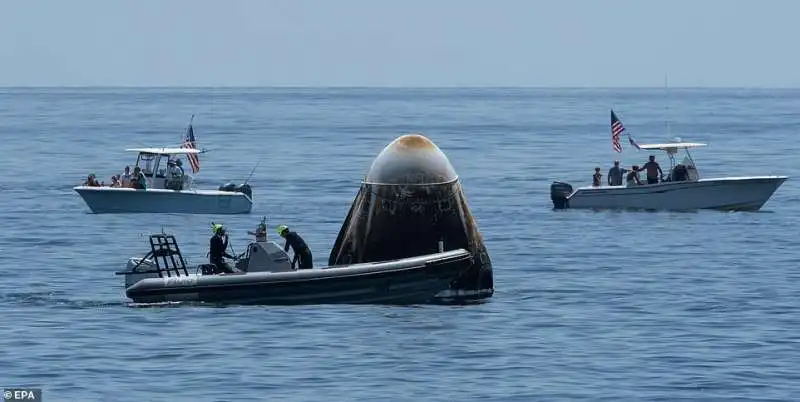 la capsula spacex   l ammaraggio nel golfo del messico