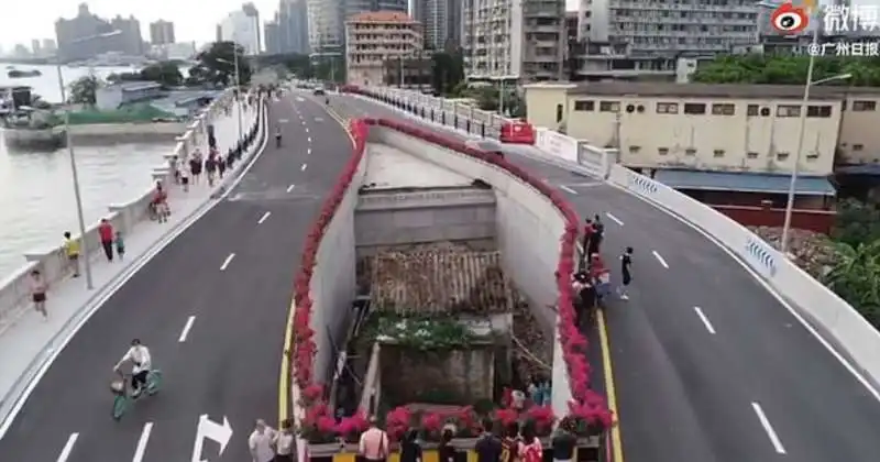 la casa incastonata nel ponte in cina 1