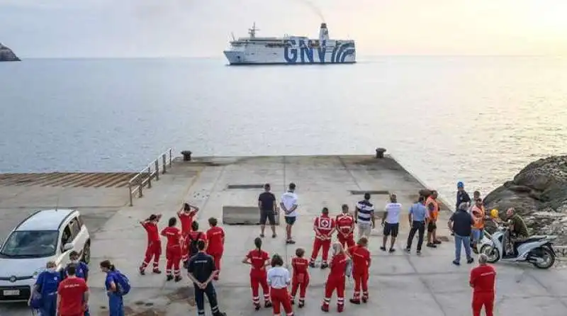 la nave azzurra arriva a lampedusa 