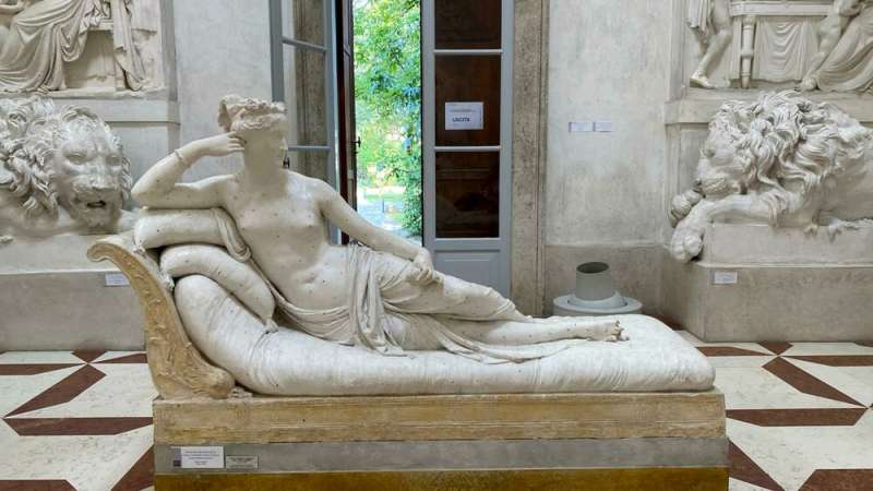 la statua di paolina borghese di canova a possagno danneggiata da un turista austriaco