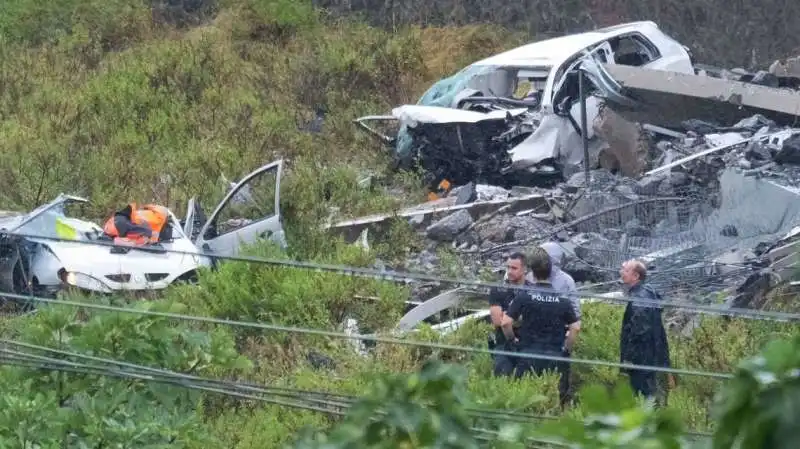 le carcasse delle auto sotto il ponte morandi 