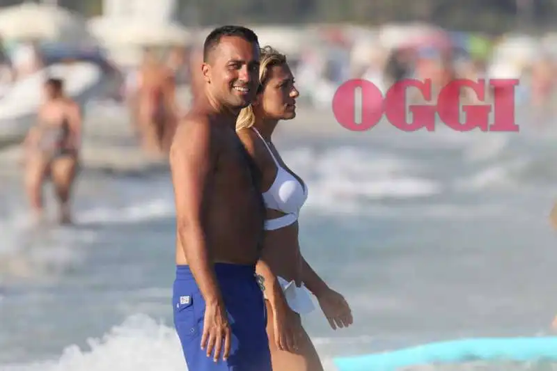 luigi di maio e virginia saba giocherellano al mare 10