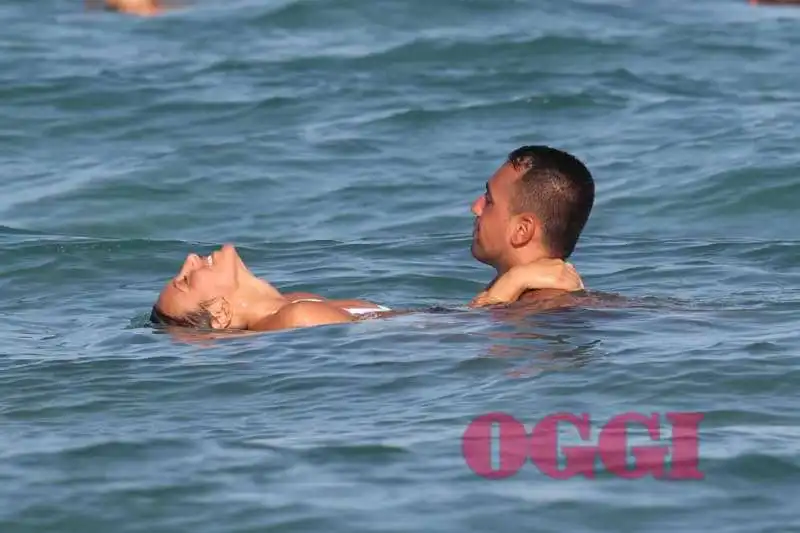 luigi di maio e virginia saba giocherellano al mare 11