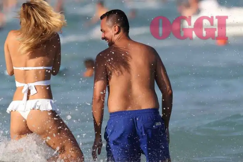 luigi di maio e virginia saba giocherellano al mare 22