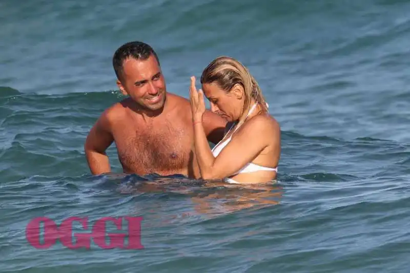 luigi di maio e virginia saba giocherellano al mare 7