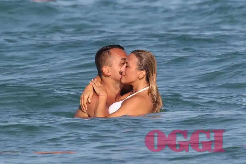 luigi di maio e virginia saba giocherellano al mare 8