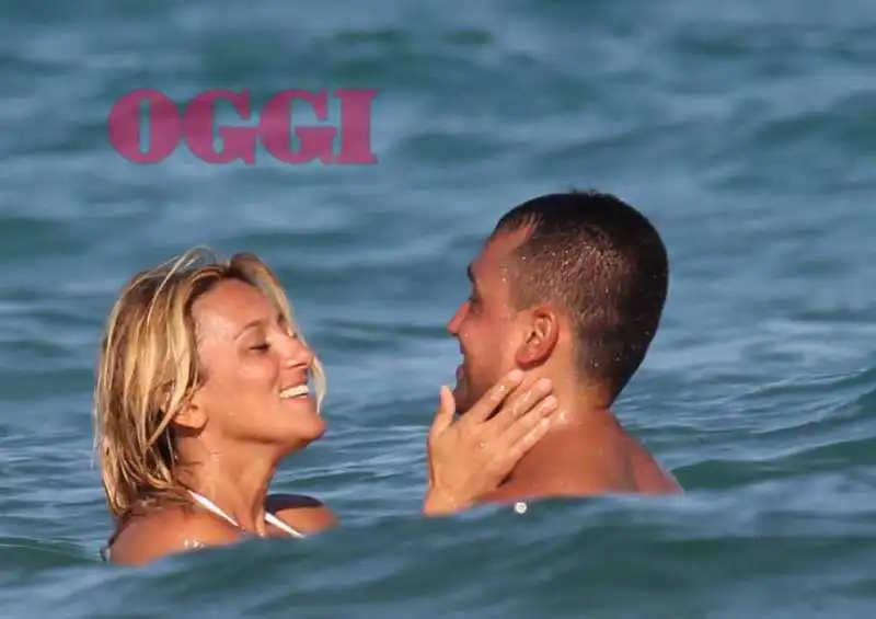 luigi di maio e virginia saba giocherellano al mare 9