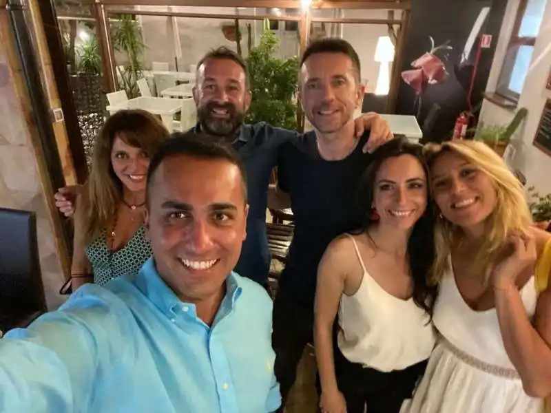 LUIGI DI MAIO SI ASSEMBRA SENZA MASCHERINA CON ANDREA SCANZI AND FRIENDS