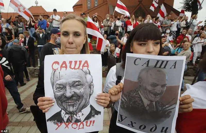 manifestanti contro lukashenko 