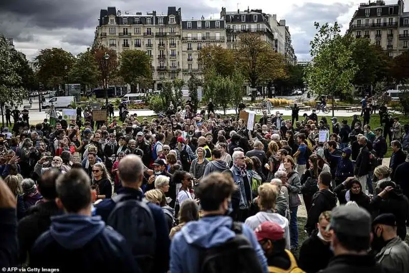 manifestazione anti mascherine parigi 1