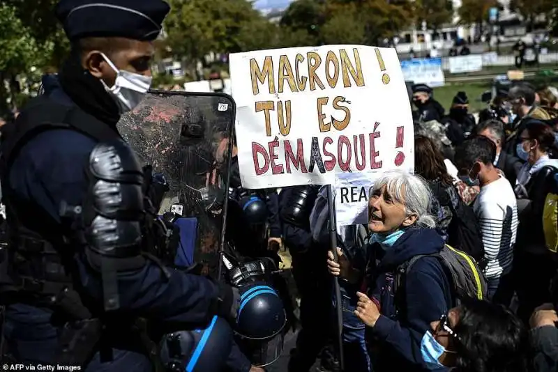 manifestazione anti mascherine parigi 2