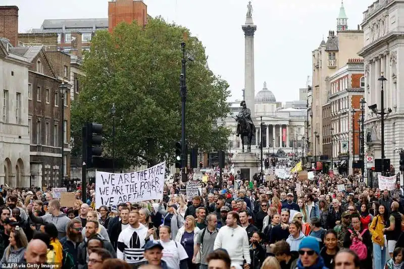 manifestazione negazionisti coronavirus londra