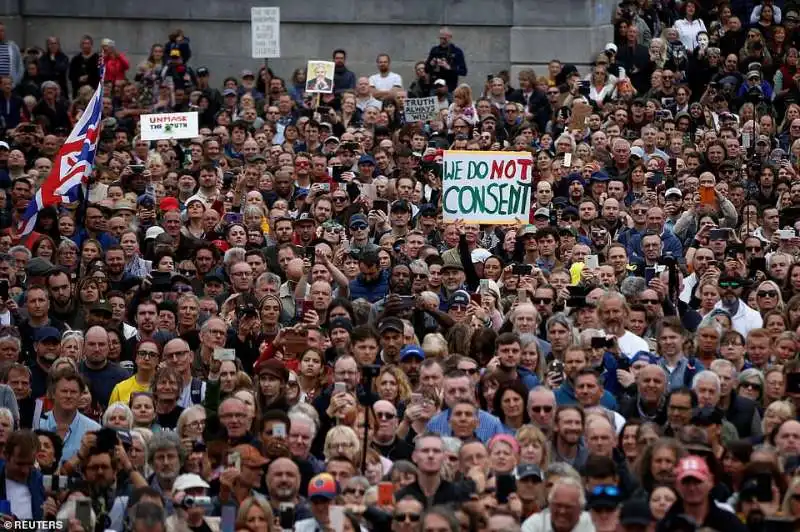 manifestazione trafalgar square il coronavirus e una bufala