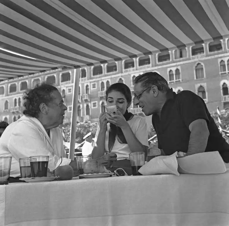 maria callas, aristotele onassis e elsa maxwell al lido di venezia