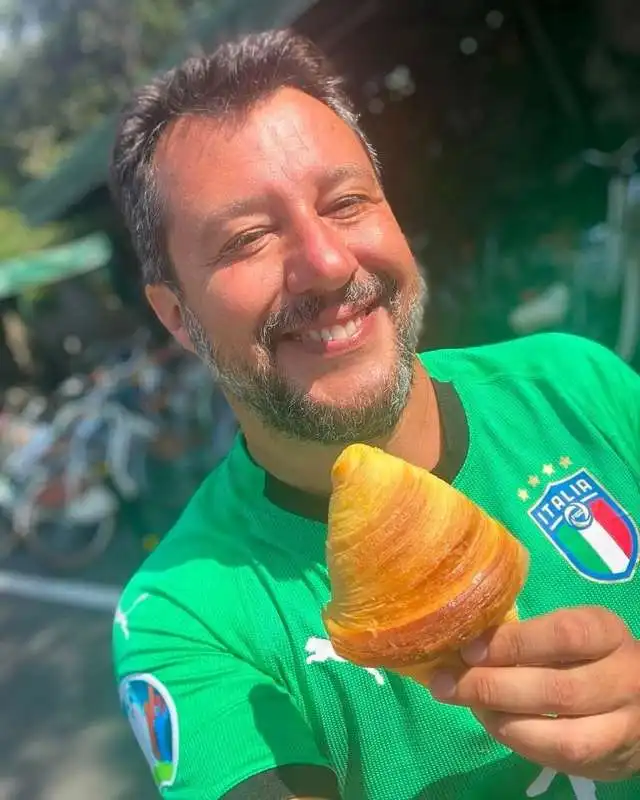 matteo salvini con cornetto