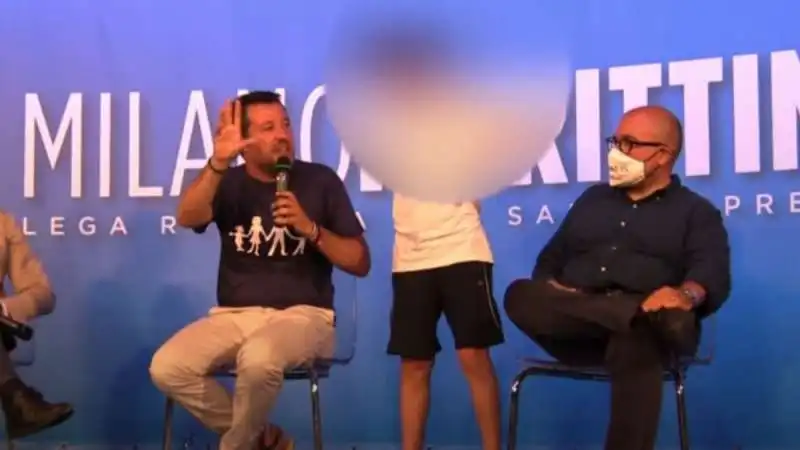 matteo salvini invita un bambino sul palco a milano marittima 2