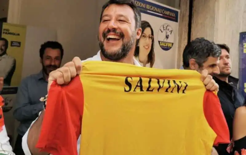 matteo salvini senza mascherina a benevento 1