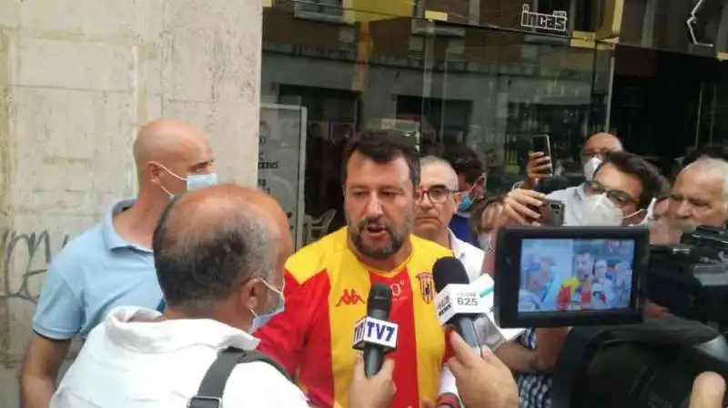 matteo salvini senza mascherina a benevento 3