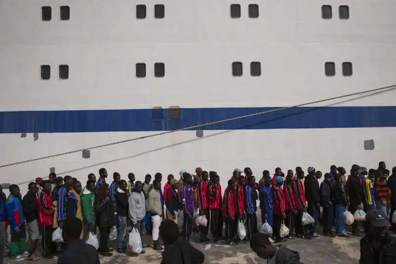 migranti a lampedusa 2