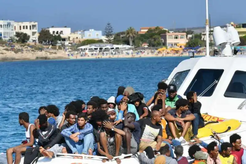 migranti arrivano a lampedusa