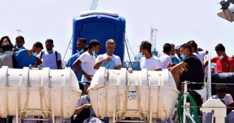 migranti arrivano a lampedusa 3