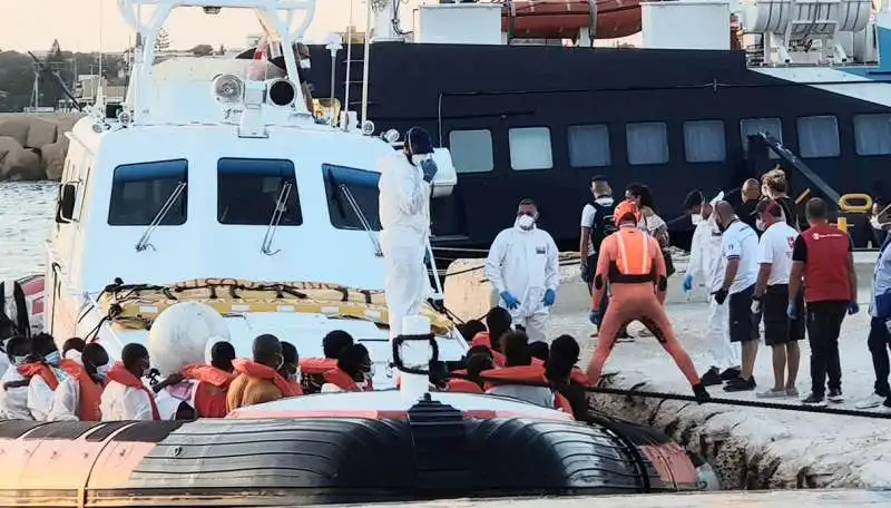 migranti sbarcano a lampedusa 