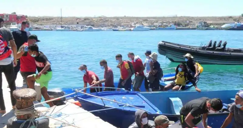 migranti sbarcano a lampedusa