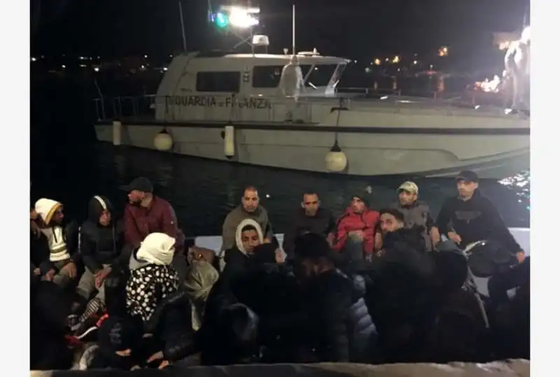 migranti sbarcano a lampedusa 6