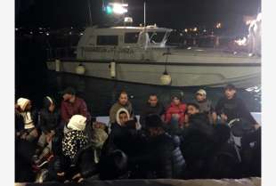 migranti sbarcano a lampedusa 6