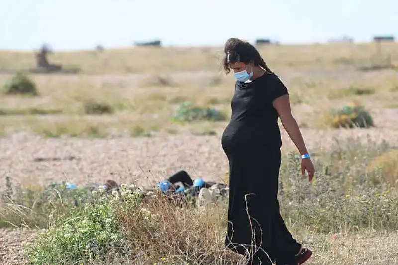 migranti sulla spiaggia di dungeness, nel kent 