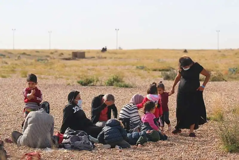 migranti sulla spiaggia di dungeness, nel kent  