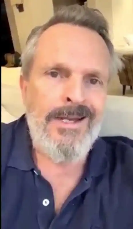 miguel bose' inneggia alla resistenza contro mascherine e misure anti virus