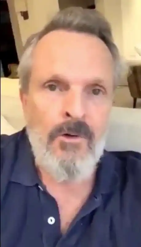 miguel bose' inneggia alla resistenza contro mascherine e misure anti virus 2