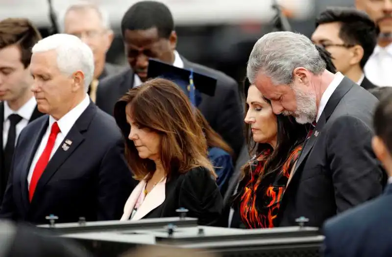 mike pence, la moglie karen con jerry e becki falwell