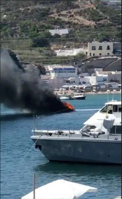 motoscafo esploso a ponza 1