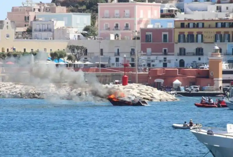 motoscafo esploso a ponza 12