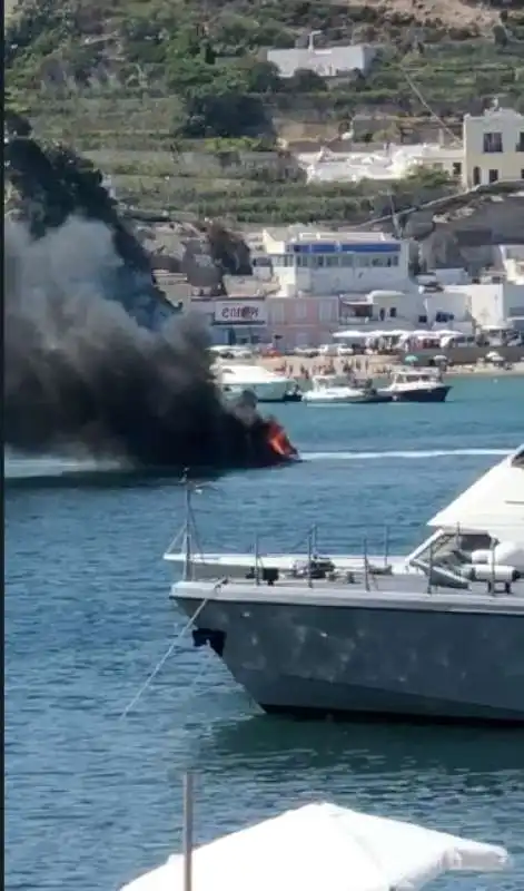 motoscafo esploso a ponza