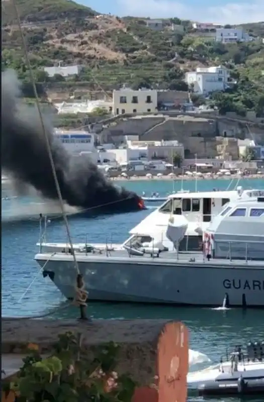 motoscafo esploso a ponza 3