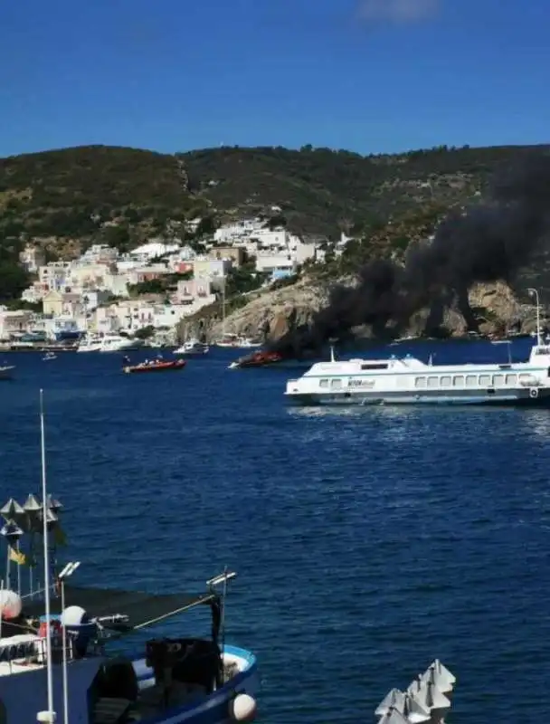 motoscafo esploso a ponza 8