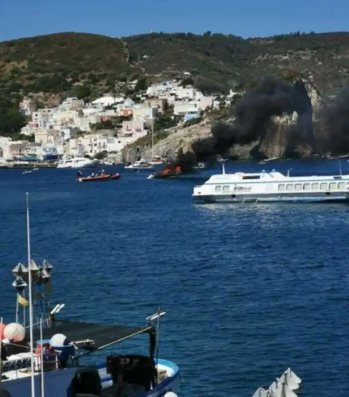 motoscafo esploso a ponza 9