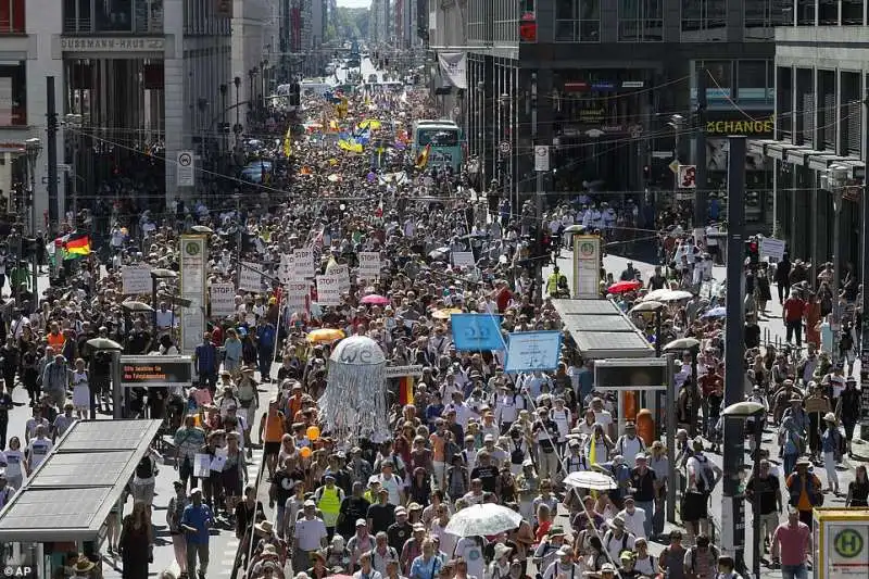  negazionisti del coronavirus a berlino19