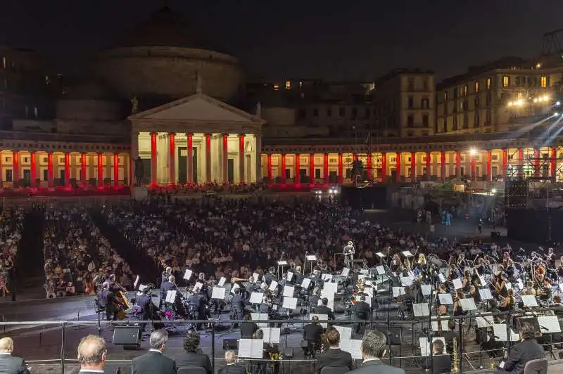 nona in piazza del plebiscito a napoli    francesco squeglia