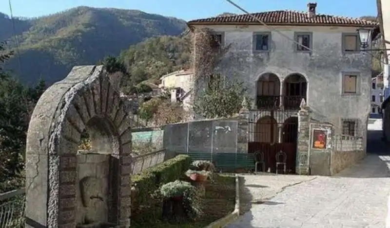 palazzetto roni a fabbriche di vergemoli 