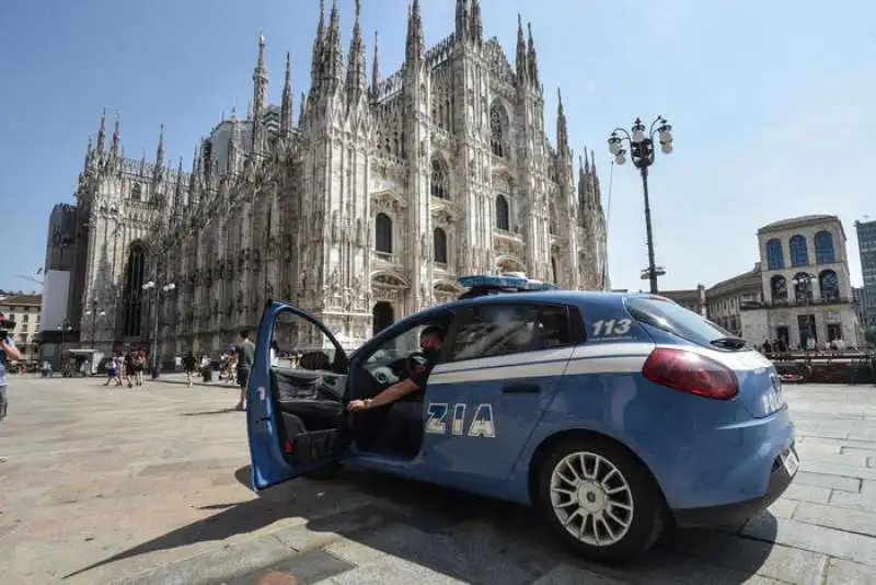 polizia al duomo di milano 