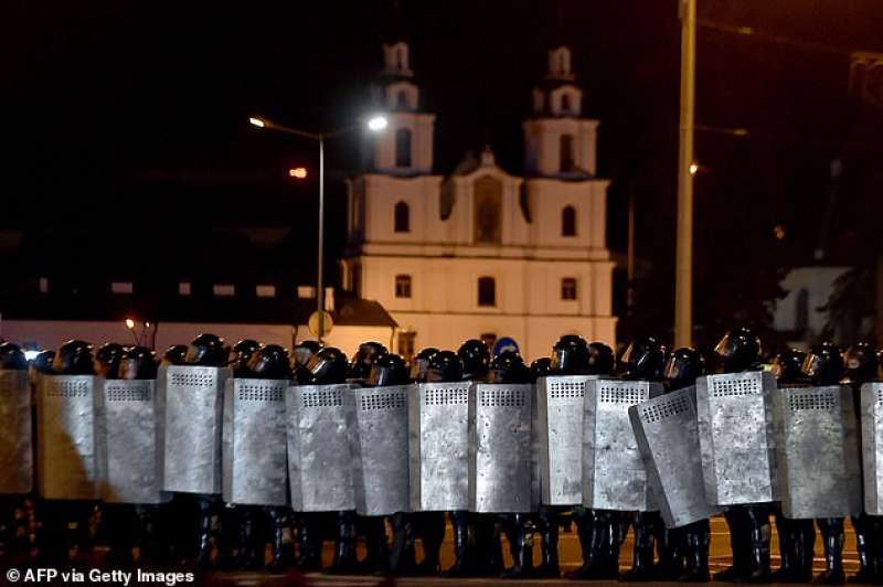 polizia in strada a minsk